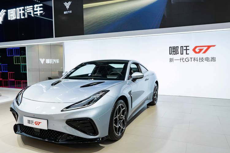 广州233哪吒汽车在智能汽车领域的表现，领途汽车在新能源汽车市场中的影响力